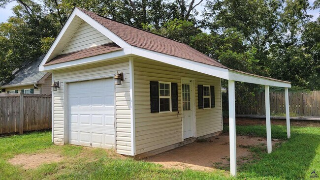 Building Photo - 203 Duke Ln