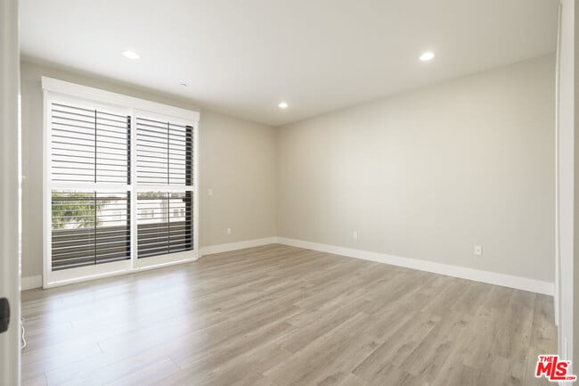 Building Photo - 871 Crenshaw Blvd