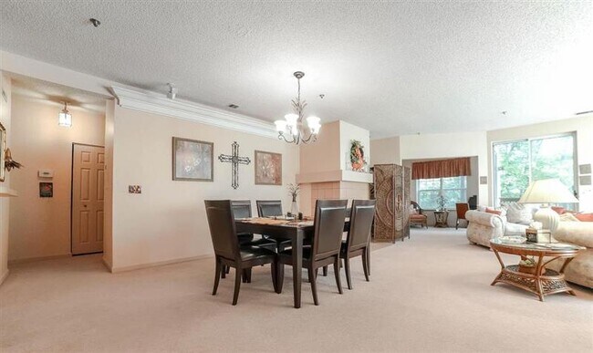 Building Photo - Stunning 2 Bedroom and 2 Bath Townhome !