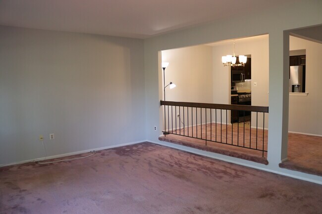 Building Photo - 17 Saxonney Cir