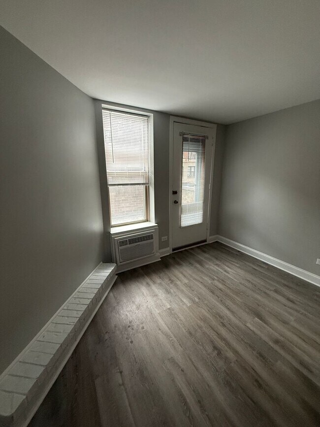 Building Photo - 744 W Gordon Terrace