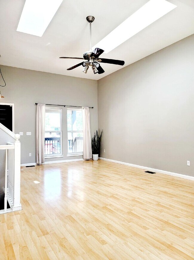 Building Photo - Well maintained 4 bedroom home on west side!