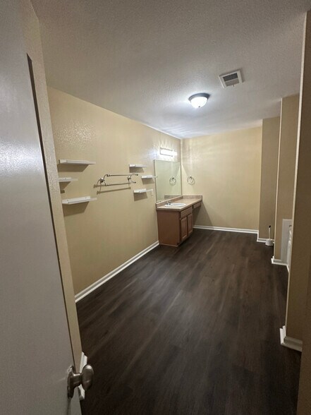 Building Photo - 136 Dormont Dr NE
