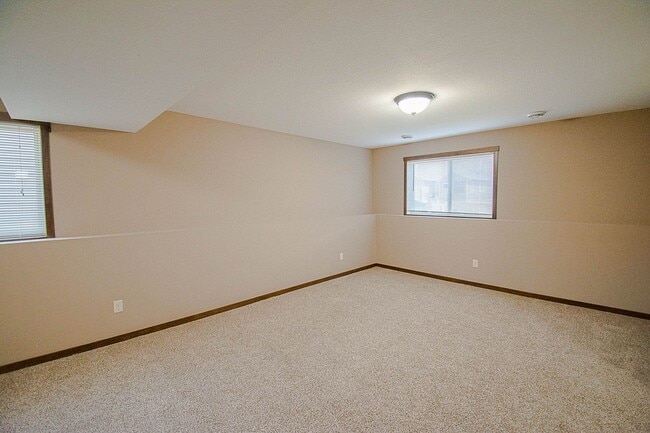 Building Photo - Move-In Ready NW Rochester Home with Finished Lower Level