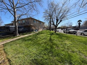 Building Photo - 2044 Benita Dr