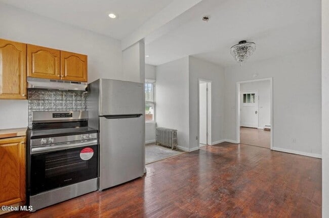 Building Photo - 300 US-9W