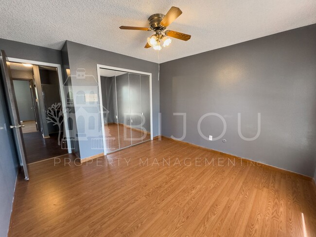 Building Photo - Large Main Level Living