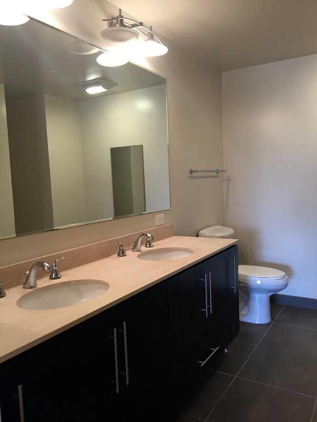 Building Photo - Fantastic 2 Bedroom/2 Bathroom Condo For R...