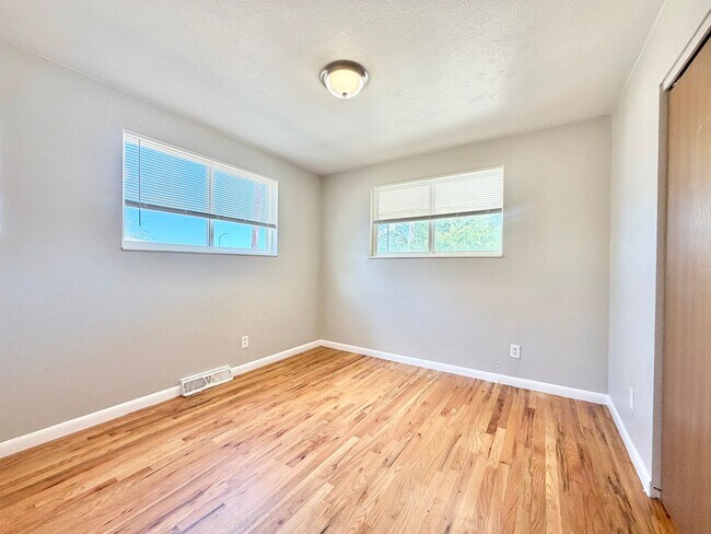 Building Photo - Bright and Spacious Lakewood Duplex Available for Immediate Rental!!!