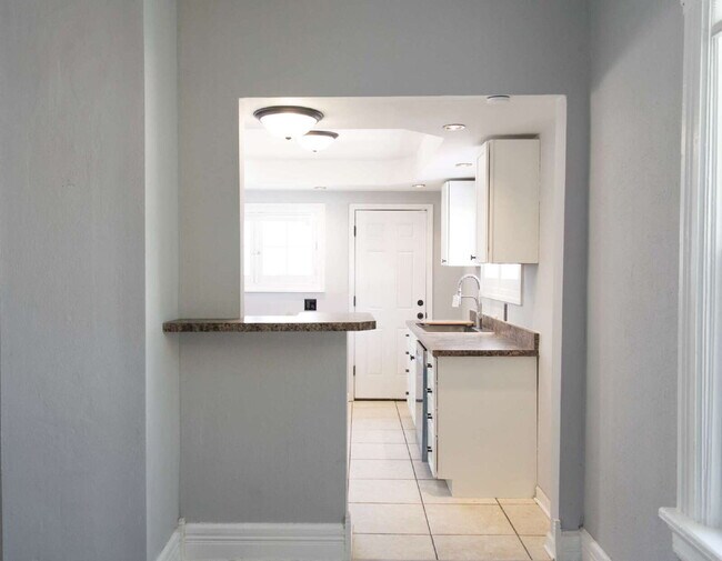 Building Photo - Student Housing Near the University of Dayton – Rent is $750 per bedroom (3 students), total leas...