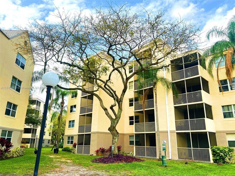 Building Photo - 8353 Lake Dr