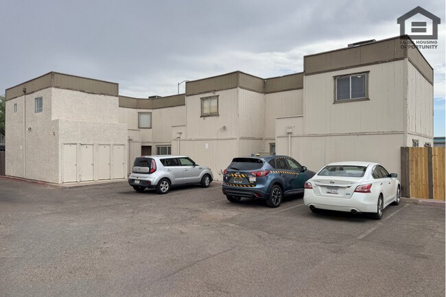 Building Photo - 1765 E Pepper Cir