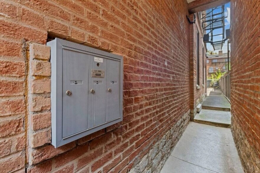 Building Photo - 1626 Pleasant St