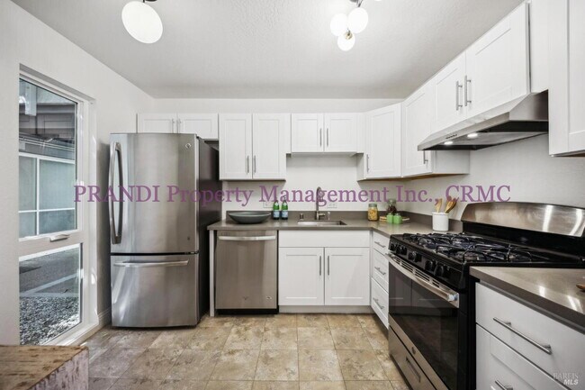 Building Photo - Resort Style Living in Prime Tiburon Location!