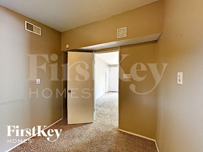 Building Photo - 805 Robinwood Dr