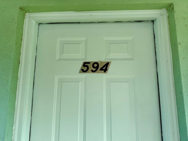 Building Photo - Newly remolded kitchen, flooring and paint! Contact us today to schedule a tour!