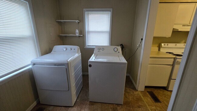 Building Photo - 3 Bedroom, 2 bathroom House! ($300 OFF MOVE IN RENT)