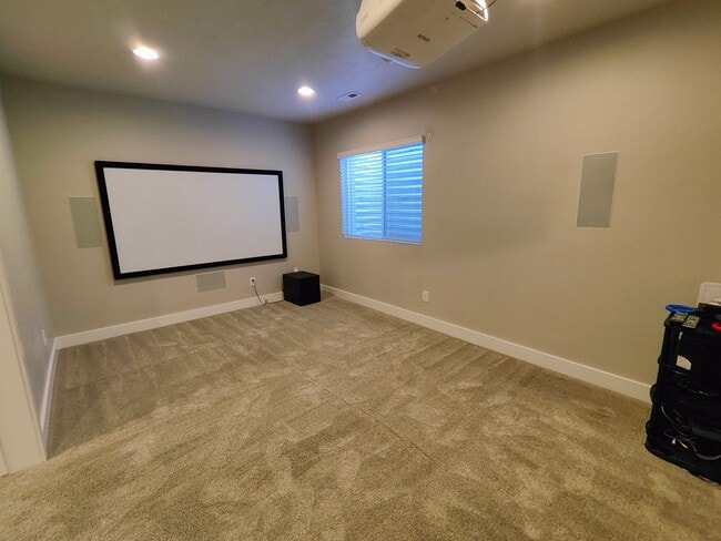 Building Photo - Spacious 6 Bed, 3.5 Bath Home in Clinton, UT