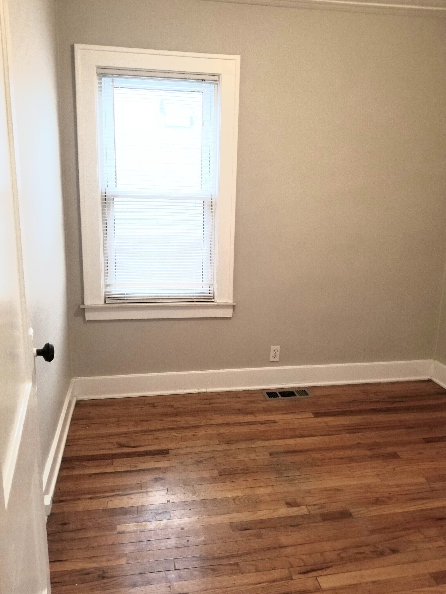 Second bedroom - 339 E Breckenridge St