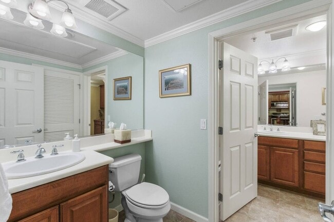 Building Photo - Luxury 1 Bedroom Condo