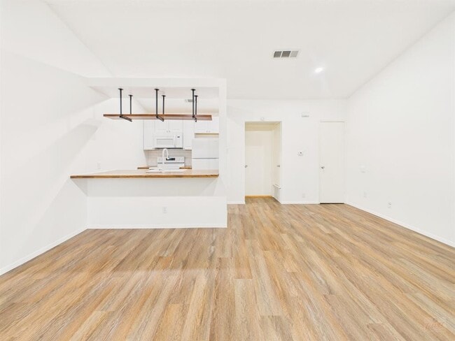 Building Photo - 1305 Hollow Creek Dr