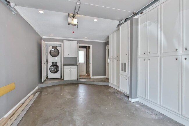 Building Photo - 4614 Maple St