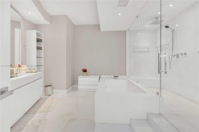 Building Photo - 18555 Collins Ave