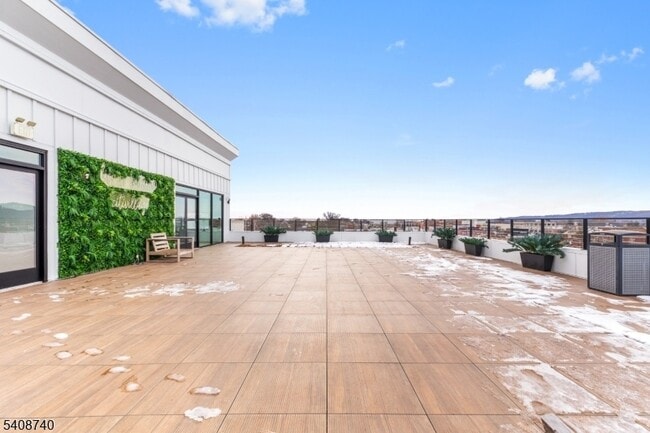 Building Photo - 321 E 3rd St