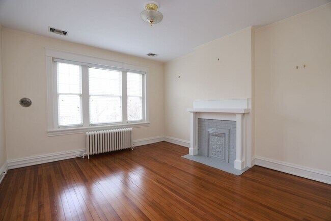 Building Photo - -- AVAILABLE 05/26/2026 -- MUSEUM DISTRICT CHARMER! 2 CAR GARAGE