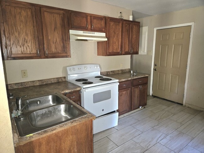 Building Photo - 2010 Railroad St