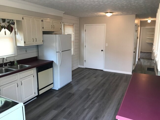 Building Photo - Move In Ready 3 Bedroom Brick Home