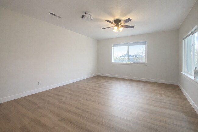 Building Photo - Expansive Orenco Home with 5 Bedrooms, Bonus Room & 3 Full Baths