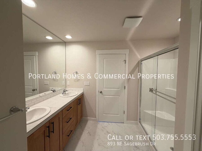 Building Photo - 893 NE Sagebrush Dr