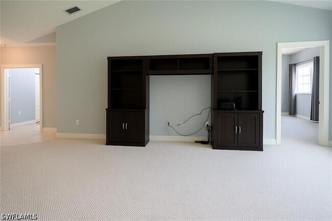 Building Photo - 700 Luisa Ln