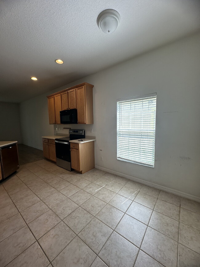 Building Photo - Charming 4-Bedroom Haven