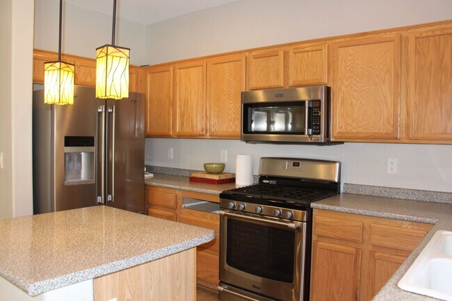 Building Photo - BEAUTIFUL 4 BEDROOM HOME WITH A POOL!