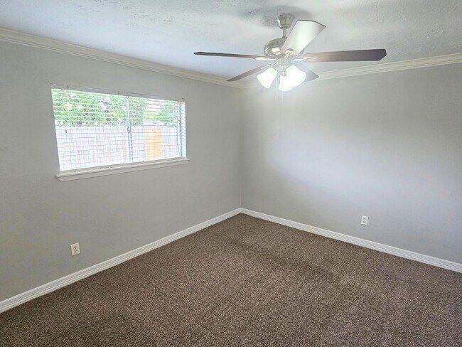 Building Photo - 9526 Golden Wood Ln