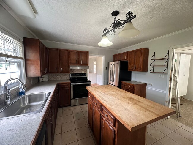 Building Photo - 2 Bedroom One Story Home on Over an Acre Lot