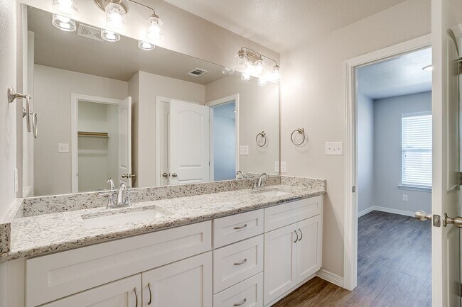 Building Photo - MOVE-IN READY!