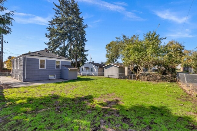 Building Photo - Two Bed 2 Bath Single Family Home Close to...