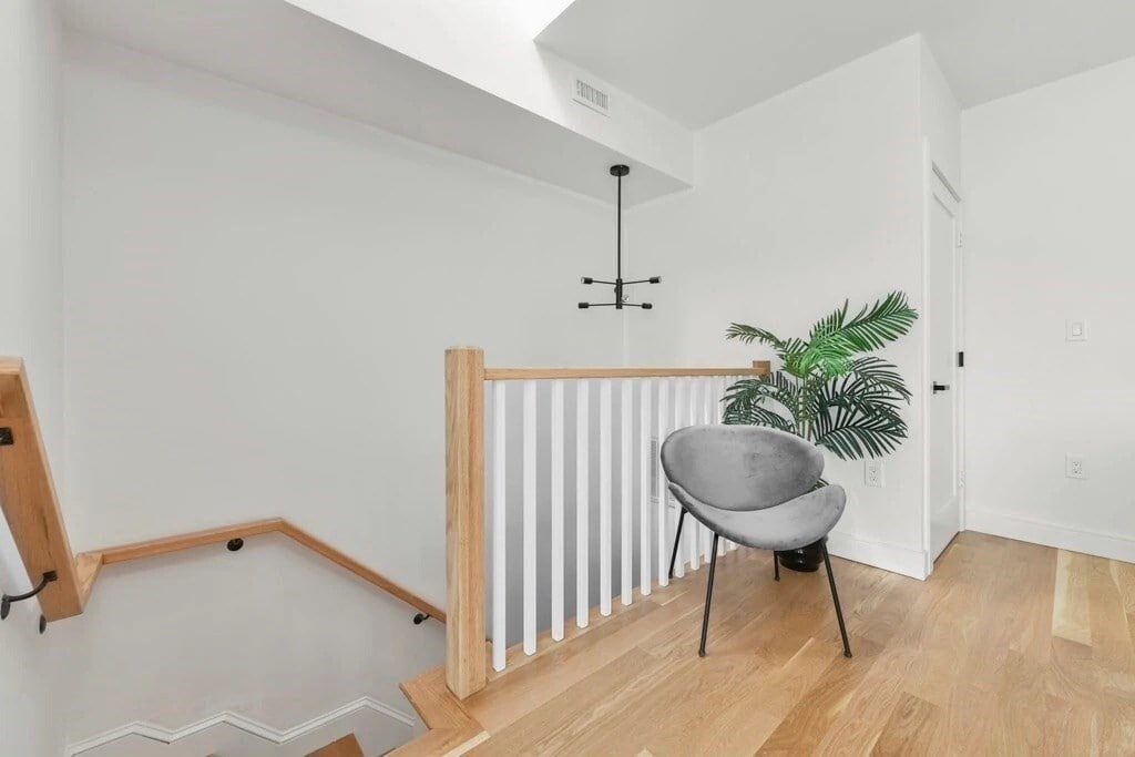 Building Photo - 142 Chelsea St