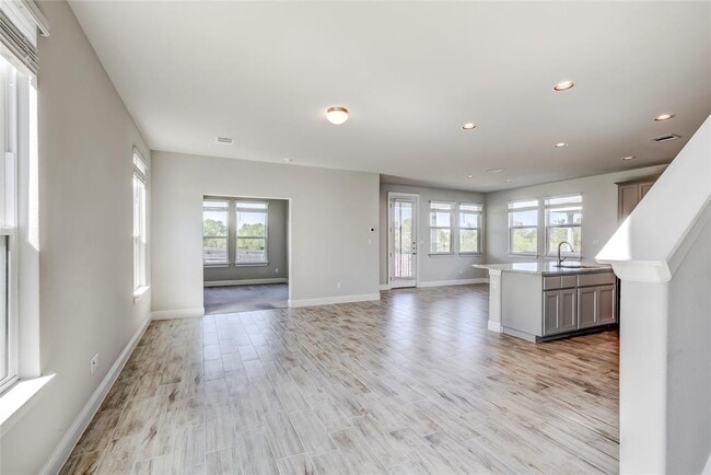 Building Photo - 113 Riverhill Dr