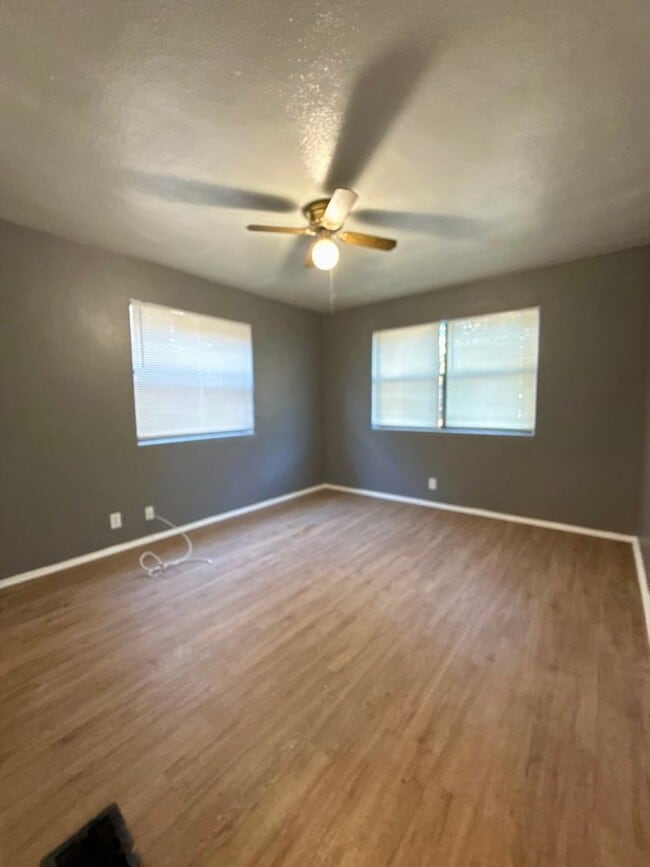 Building Photo - Great affordable apartment in St. Nicholas!