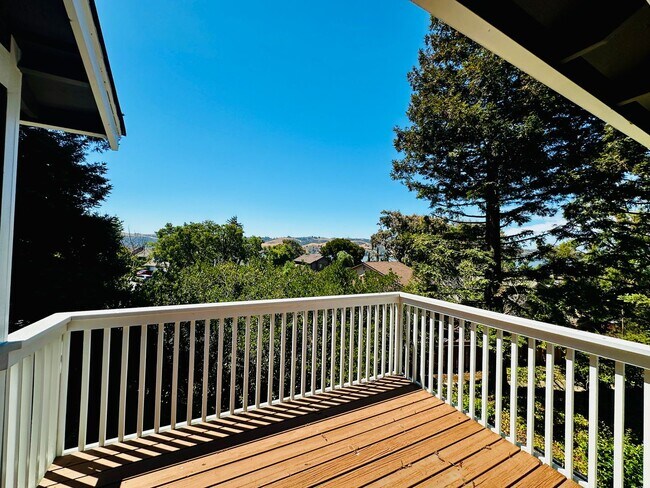 Building Photo - Bridgeview top floor condo with tree top w...