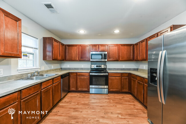 Building Photo - Stunning 5 Bedroom with Screened Back Porch!