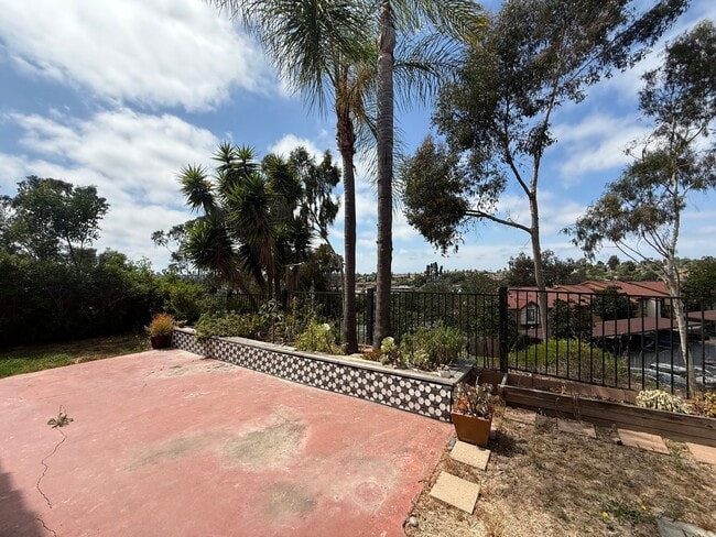Building Photo - Beautiful 4B/2.5BA House in Vista w/ Attac...