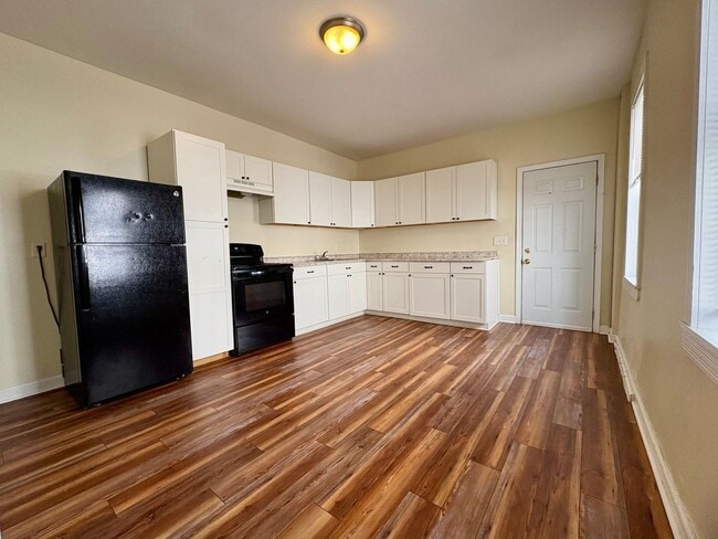 Building Photo - Spacious 4 Bedroom 1 Bathroom Rowhome in R...