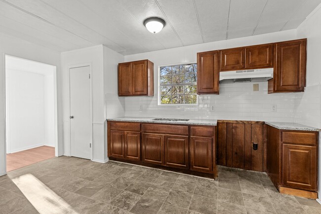 Building Photo - Newly Renovated 4 Bedroom, 2 Bath Home wit...