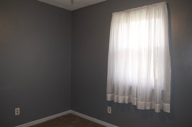 Building Photo - Great 3 Bed 2 Bath House!