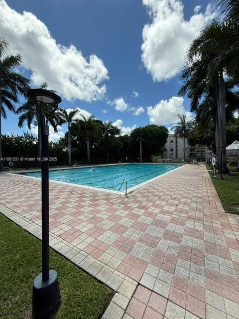 Building Photo - 9350 Fontainebleau Blvd